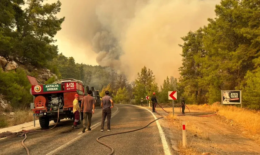 Antalya'da orman yangını büyüyor; 254 hane tahliye edildi  