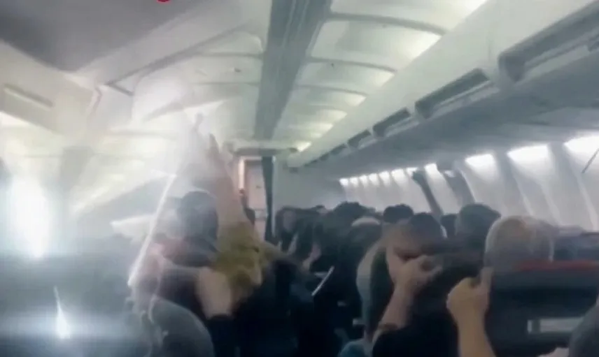 İran’da yolcu uçağında korku dolu anlar: Kabin tavanı çöktü