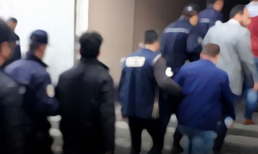iğde'de okul yanındaki parkta tabancayla bekleyen 2 kişi gözaltına alındı