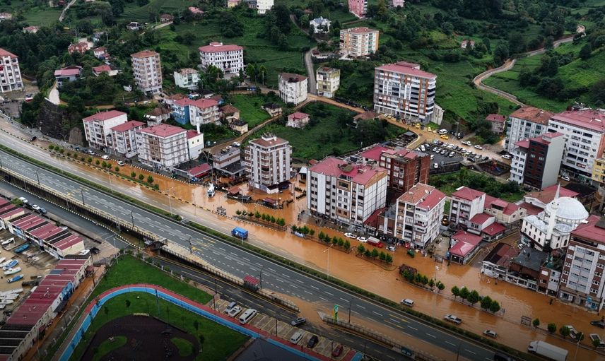 Rize ve Trabzon'da sel: Karadeniz Sahil Yolu göle dönüştü, Trabzon Havalimanı’nı su bastı