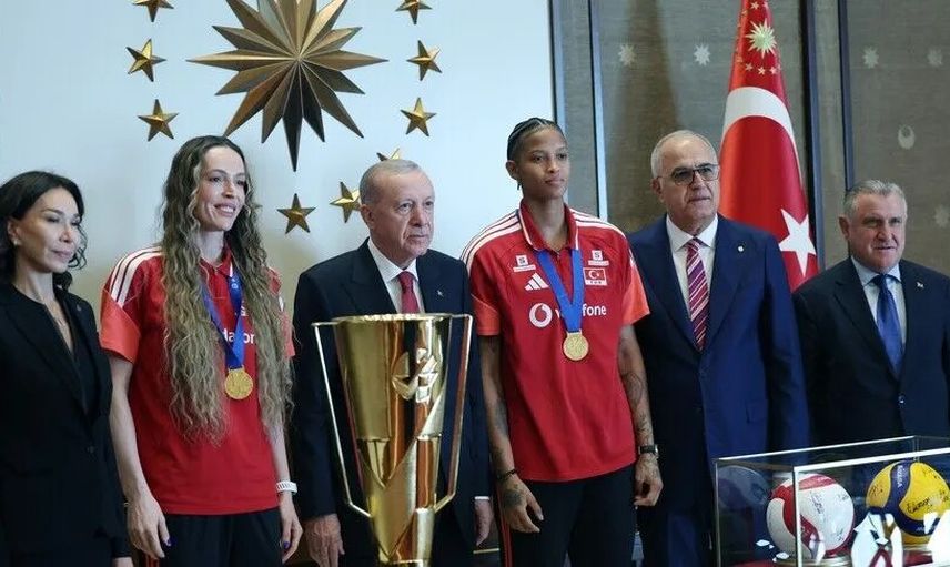 Cumhurbaşkanı Erdoğan, milli voleybol takımlarını onurlandırdı
