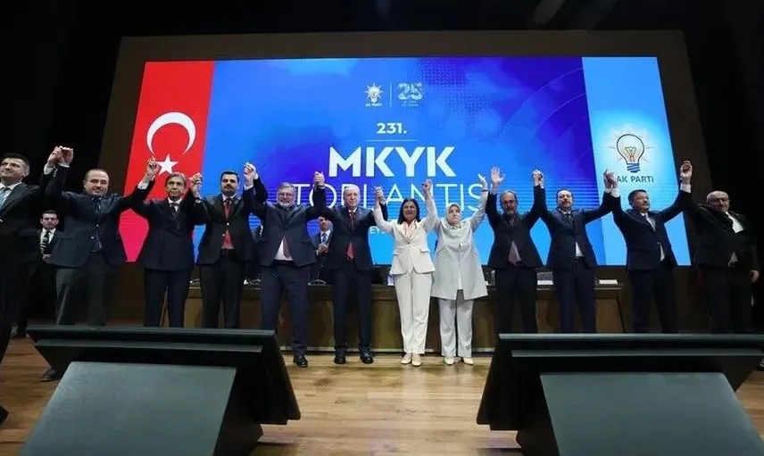 Cumhurbaşkanı Erdoğan Ak Parti'ye yeni katılan belediye başkanlarına rozet taktı