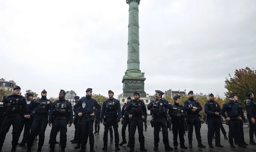 Paris'te gösteri öncesi 70 bin polis sahada: Müzeler ve dükkanlar kapatıldı
