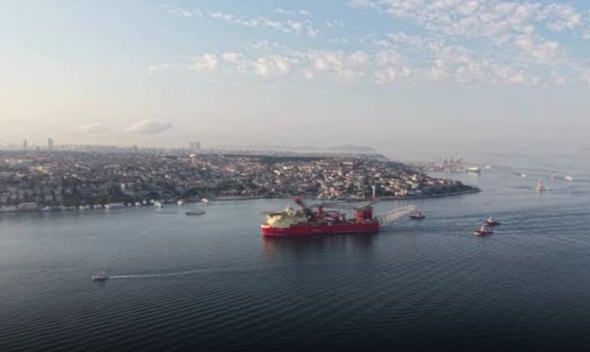 Bakan Uraloğlu duyurdu: Boru döşeme gemisi JSD6000 İstanbul Boğazı'ndan emniyetle geçti