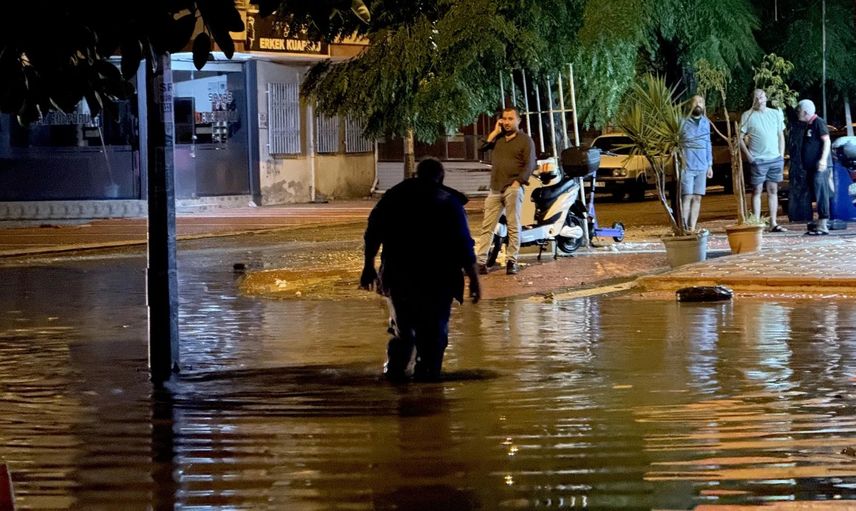Mersin'de sağanak hayatı felç etti: Ev ve iş yerlerini su bastı