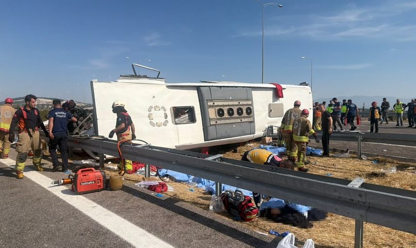 Manisa'da feci trafik kazası: Yolcu otobüsü ile tır çarpıştı, 11 kişi hayatını kaybetti