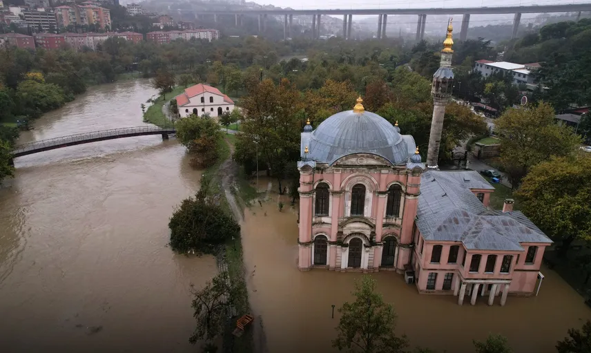 İstanbul’da sel felaketinde can kaybı 3'e yükseldi: Kağıthane deresi taştı, 4 kişi aranıyor