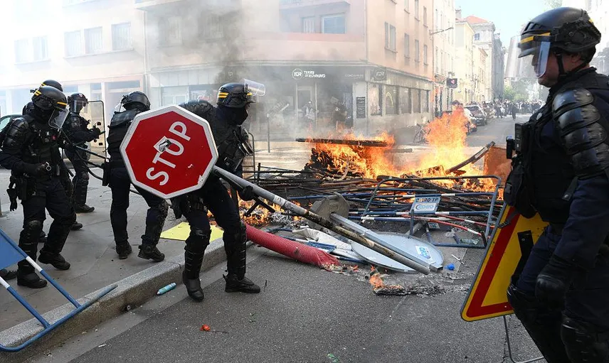 Fransa'da hayat pahalılığı protestoları şiddete dönüştü: Araçlar ve tarihi binalar ateşe verildi