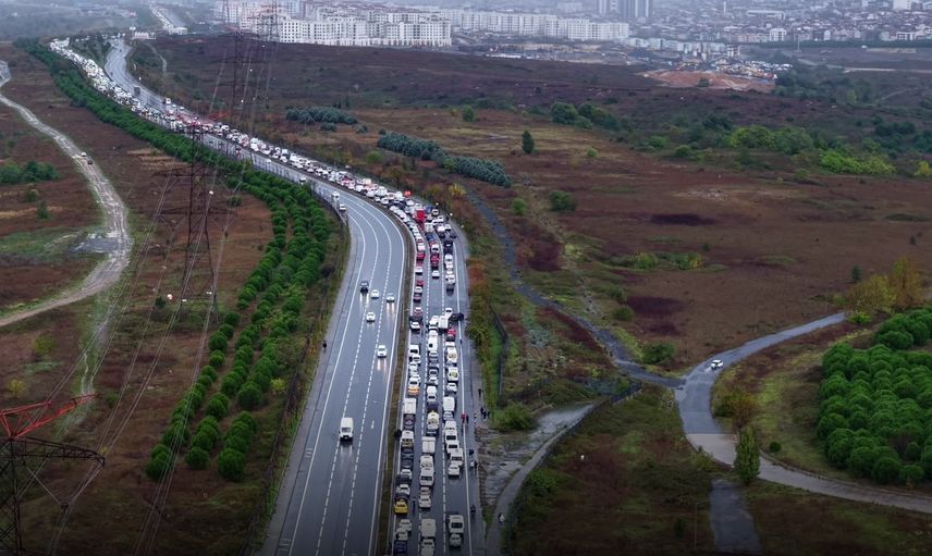 İstanbul'da sağanak: Yollar göle döndü, trafik yüzde 83'ü gördü