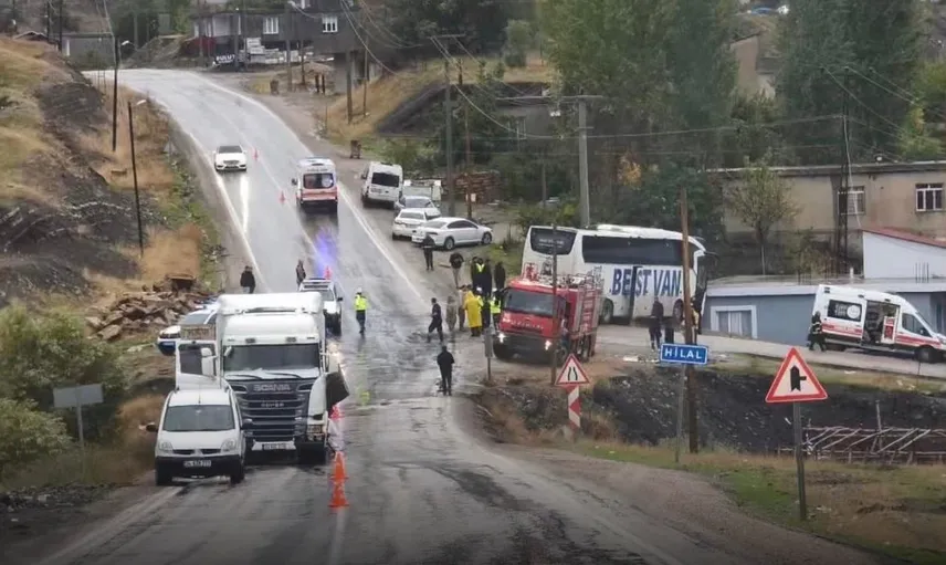 Şırnak'ta otobüs tırla çarpıştı, evin çatısına çarparak durabildi: 1 ölü, 15 yaralı