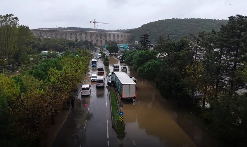 İstanbul'da son 41 yılın en şiddetli yağışı: 2 can kaybı, 6 ilde eğitime ara