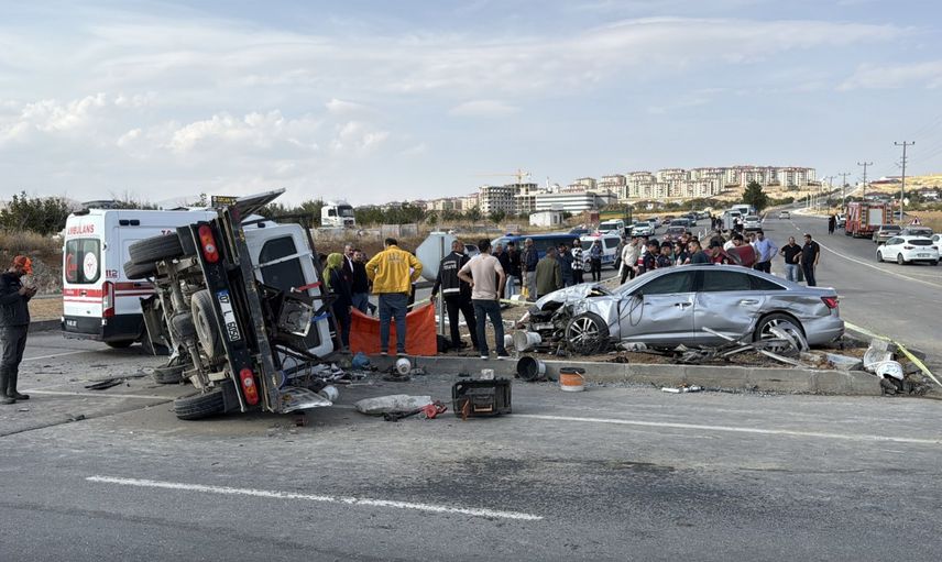 MHP heyetinin konvoyunda feci kaza: 1 ölü, 7 yaralı